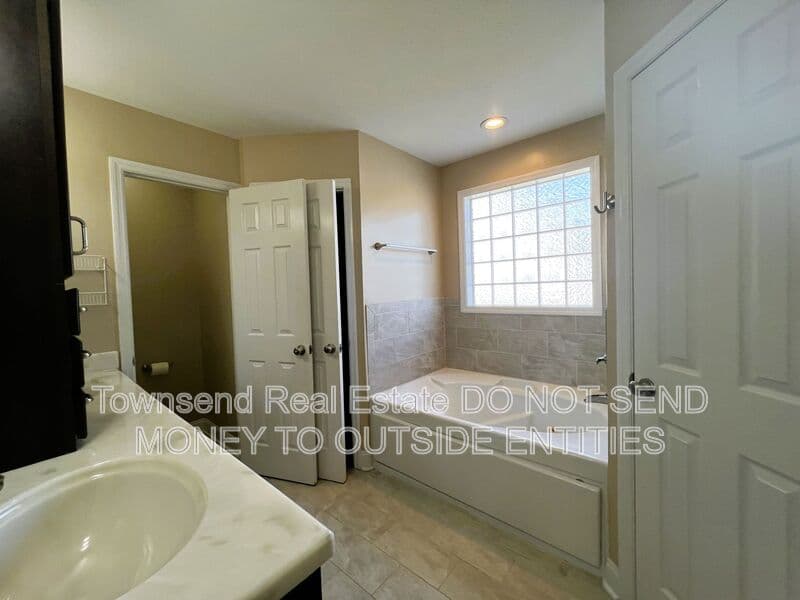 Fayetteville House: 3311 Auburn Dr