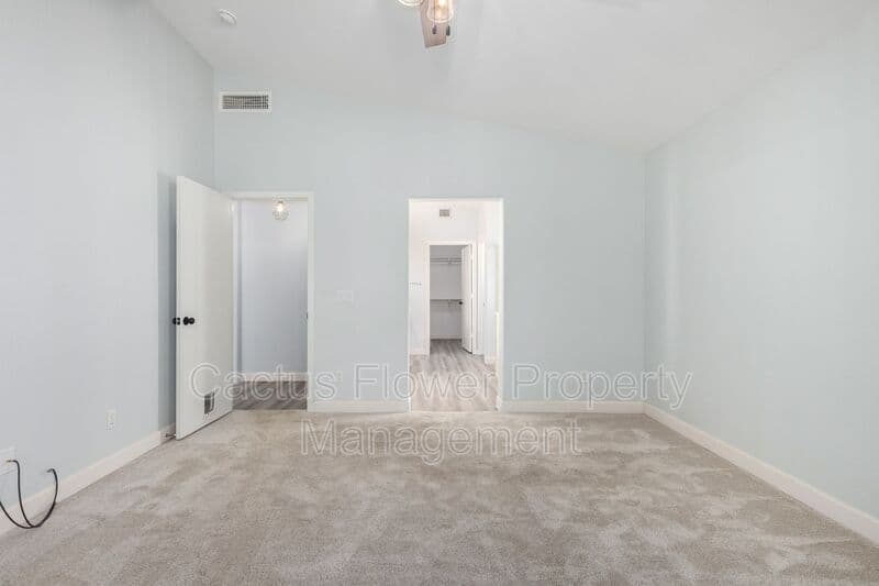 Glendale House: 21295 N 69th Ave