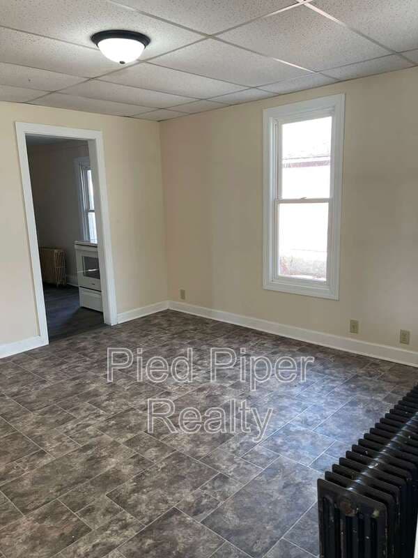 Freeport House: 320 W Clark St