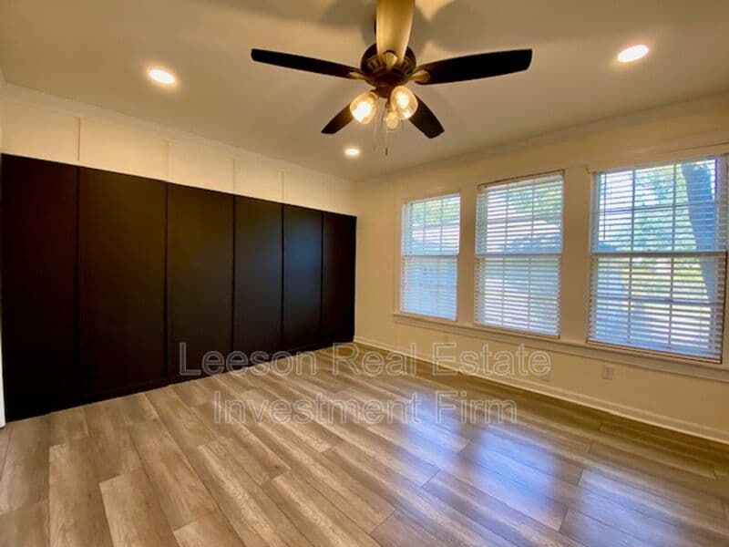 Shreveport House: 3792 Greenway Pl.