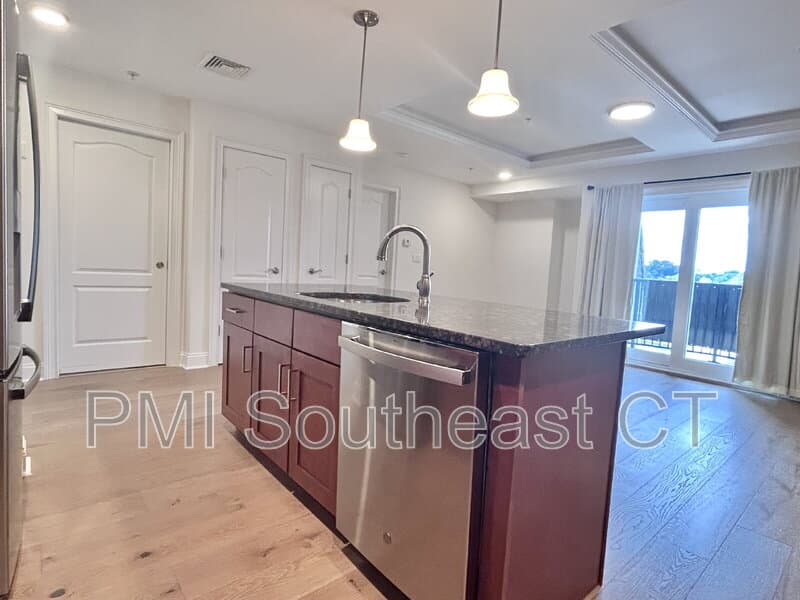 New London Condo: 461 Bank Street