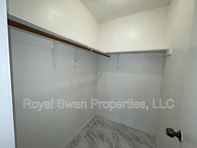 Auburndale House: 222 Lakeview Drive
