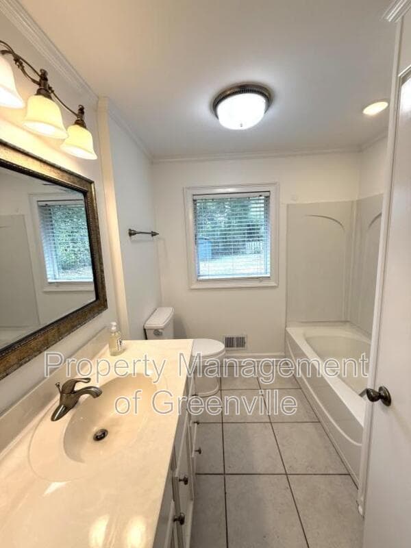 Taylors House: 205 W Lee Rd