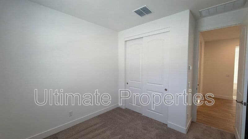Peoria House: 31958 N 116th Ave