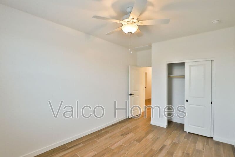 Waddell House: 16886 W Diana Avenue