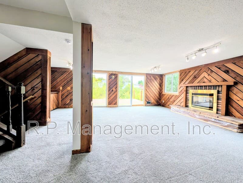 Brooklyn Park House: 7216 79th Ave N