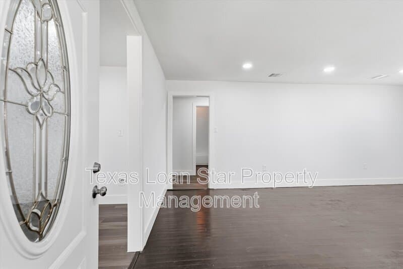 Houston House: 2281 Des Jardines St