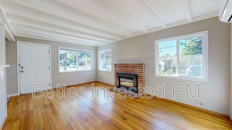 Santa Rosa House: 311 Lomitas Ln