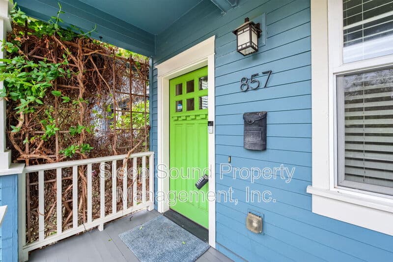 Portland House: 857 N Winchell St