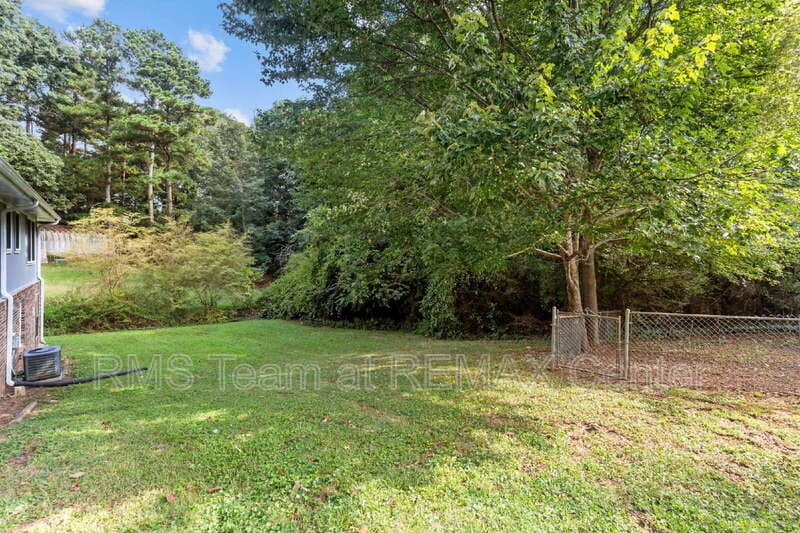 Snellville House: 1834 Dogwood Ct