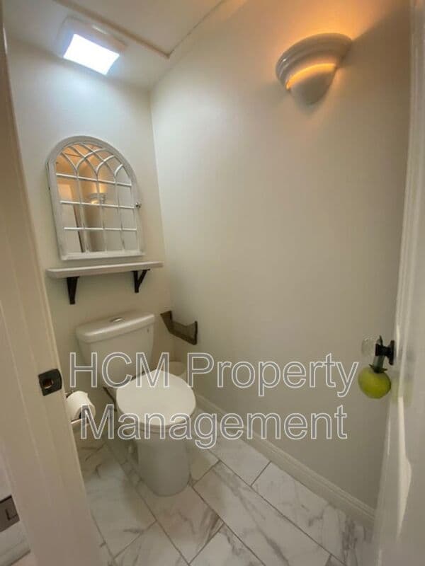 Irvine House: 2233 Martin