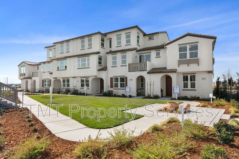 Sacramento Townhome: 23 Advantage Court