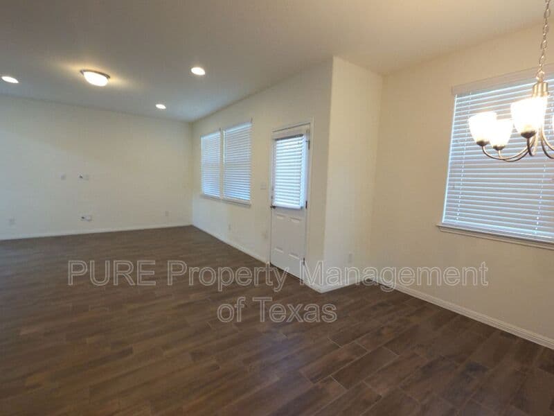 Leander House: 417 Cinnamon Teal
