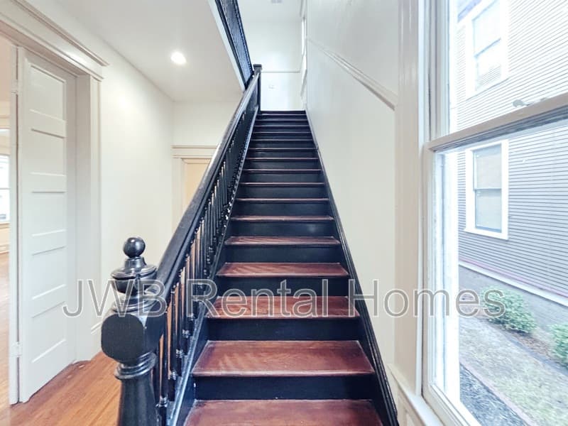 Jacksonville House: 1532 N Pearl St