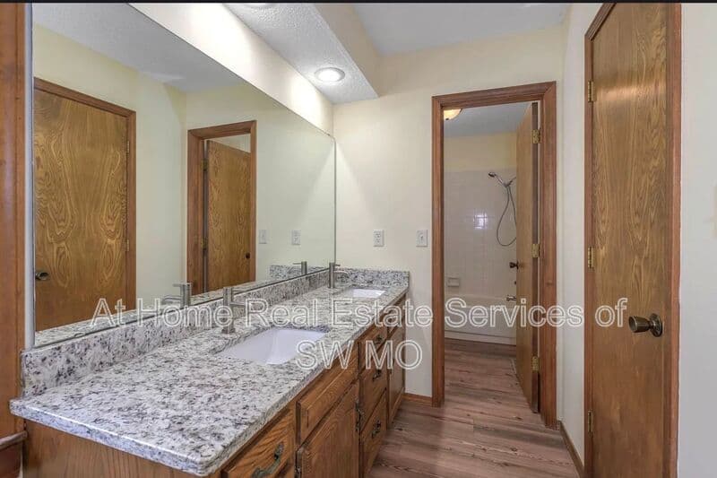 Springfield House: 1141 E Cambridge St