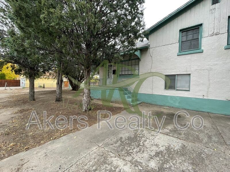 Pueblo House: 2316 Saint Clair Ave