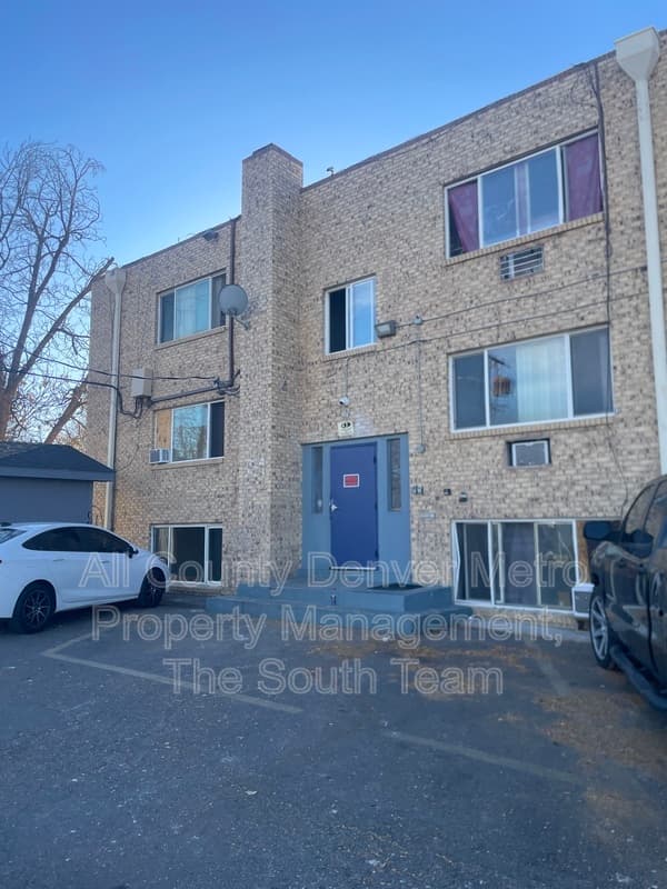 Aurora Condo: 1590 Clinton St