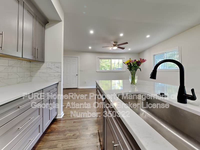Atlanta House: 1127 Valley View Rd SE