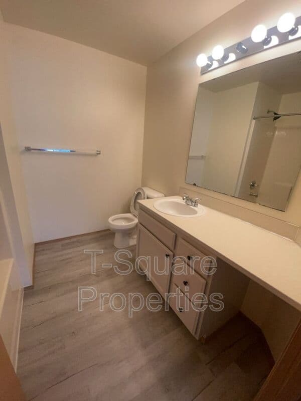 Everett House: 8830 3rd Ave SE