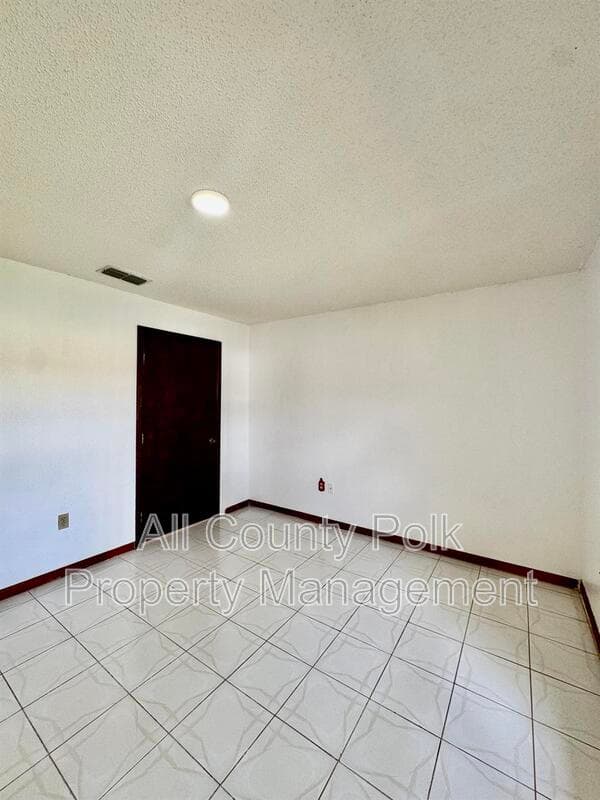 Lakeland House: 3919 Lehman Ct