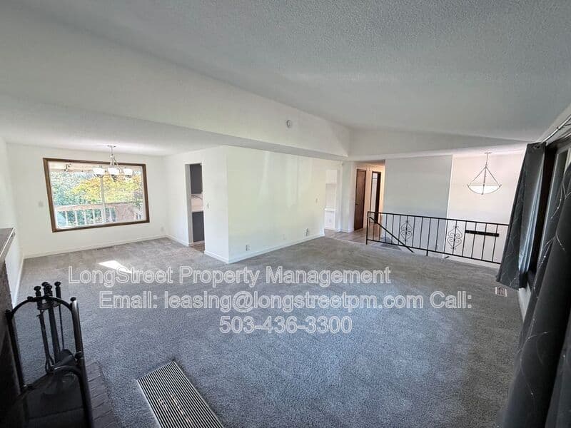 Salem House: 869 Meadowlawn Dr SE