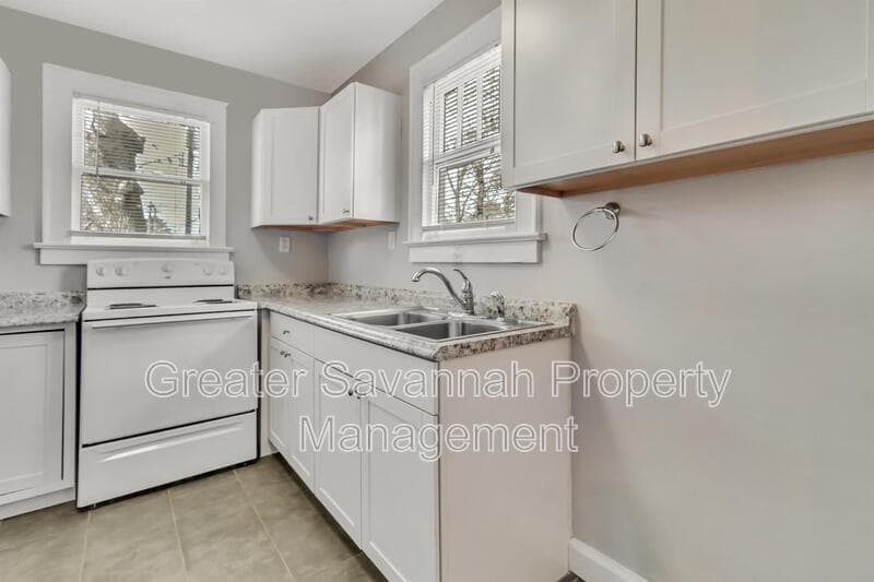 Savannah House: 916 East 35th Street