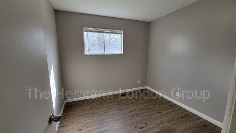 St Louis House: 227 Meadowcrest Dr