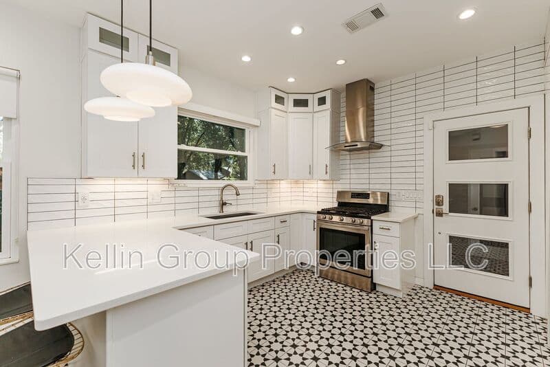 Lakeland House: 1203 Easton Dr