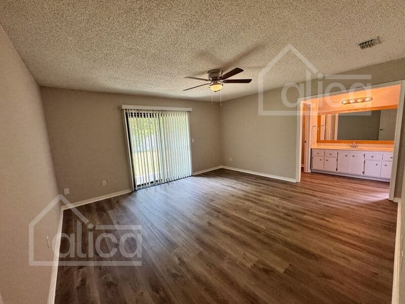 Orange Park House: 1959 Sussex Dr N
