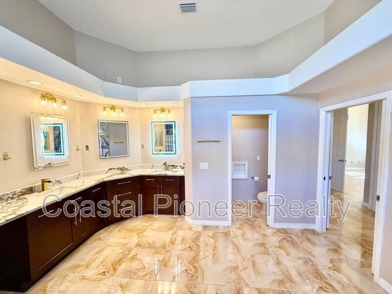 Largo House: 10334 Longwood Dr