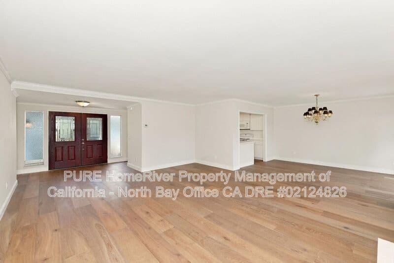 Santa Rosa House: 320 Oak Leaf Cir