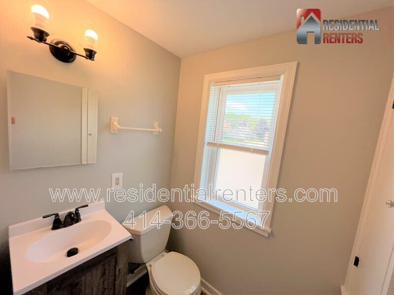 West Allis Condo: 8020 W Becher St