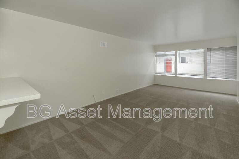 Oakland Condo: 3600 Dimond Avenue