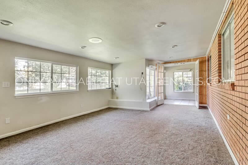 Provo House: 299 E 3200 N