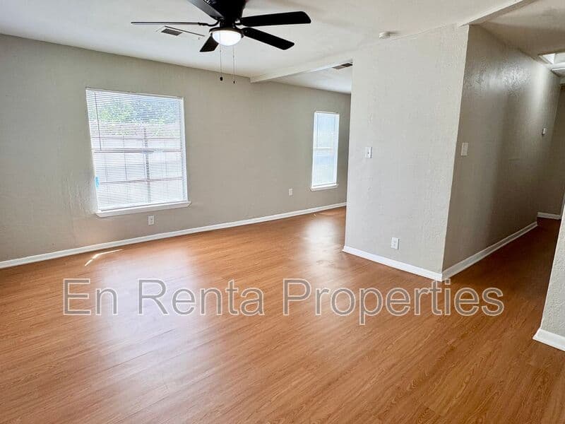 Fort Worth House: 525 Hammond St.