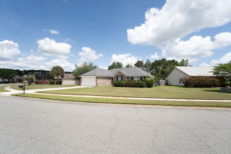 Pooler House: 13 Katama Way