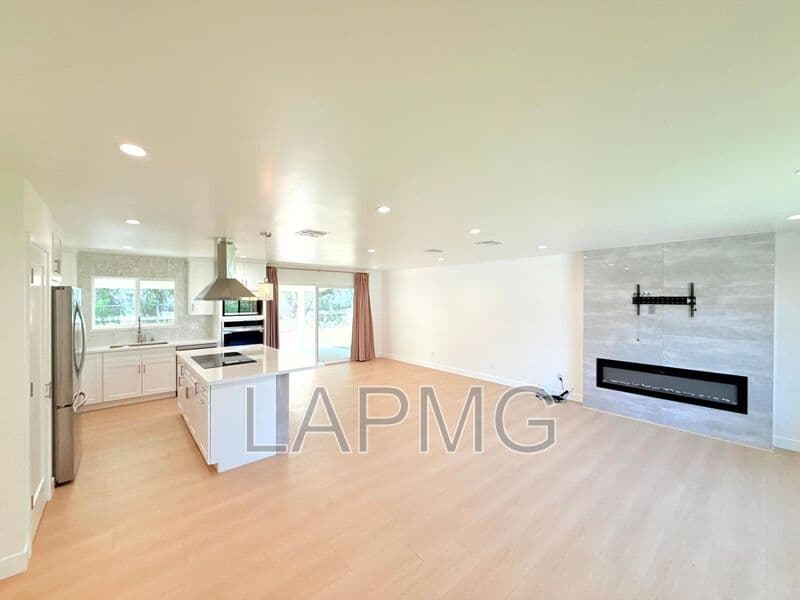 Pacoima House: 10839 Fellows Avenue
