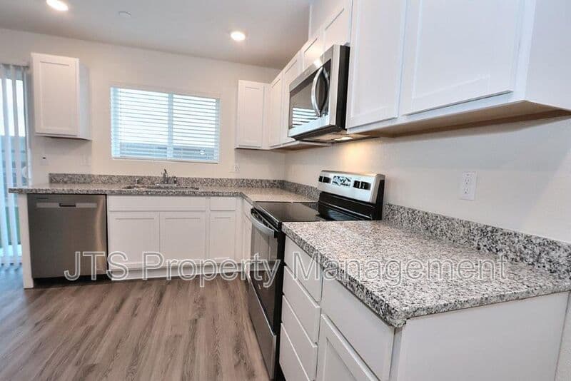 Roseville House: 2049 Shady Tree Circle