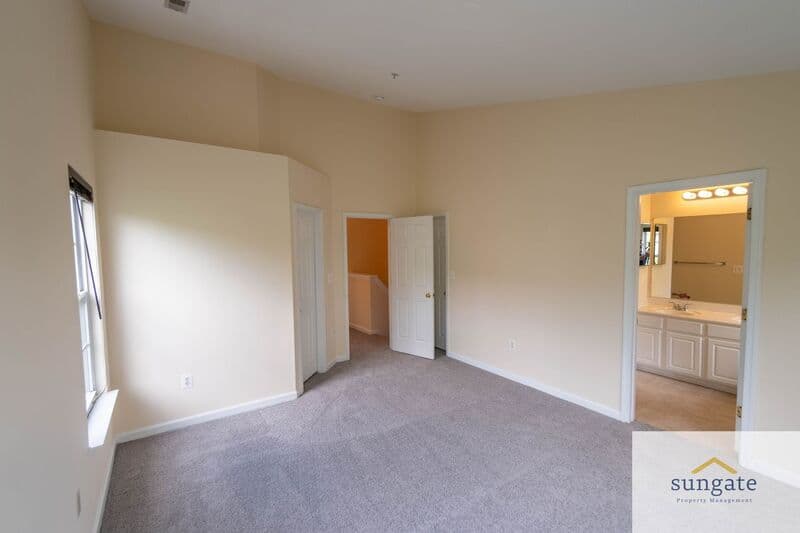 Rosedale Townhome: 11 Hallsdale Ct