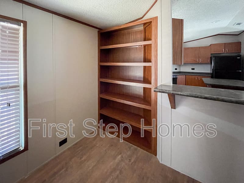 Tyler House: 1104 Tres Picos St