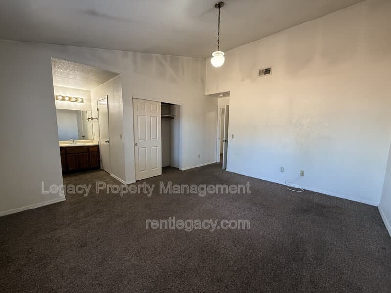 Sacramento House: 10 Gertz Ct