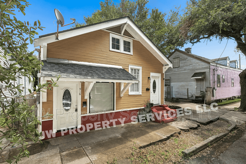 New Orleans House: 914 - 16 Hagan Ave.