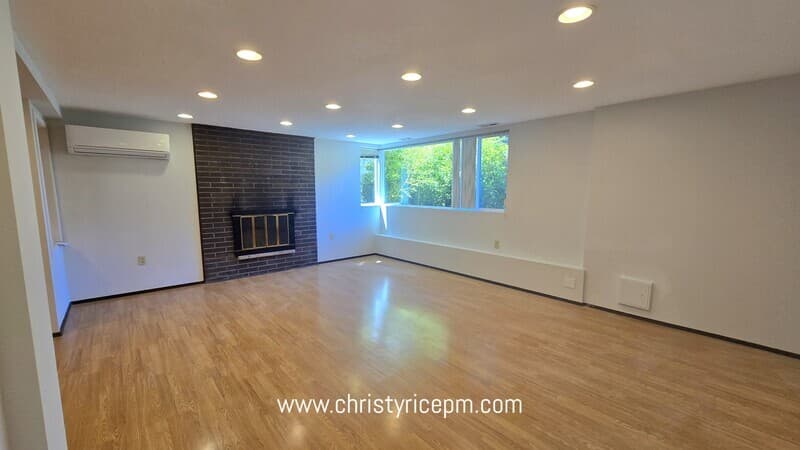 Bellevue House: 13709 SE 23rd St
