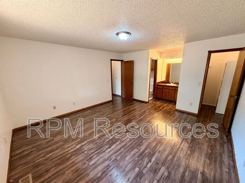 Oklahoma City Condo: 7000 Woodlake Dr