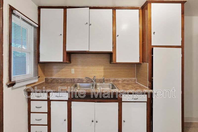 Columbus House: 53 S Burgess Ave