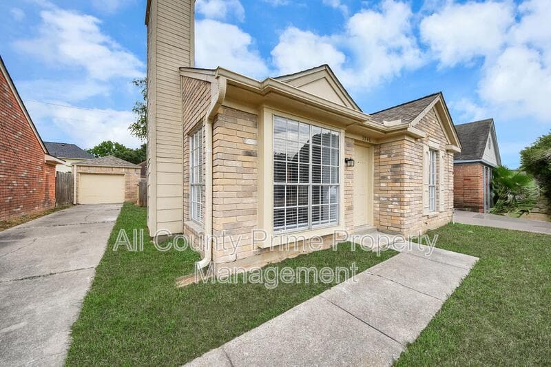 Houston House: 5546 Santrey Drive