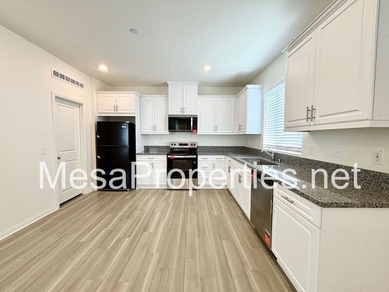 Victorville House: 10638 Sea Venture Way