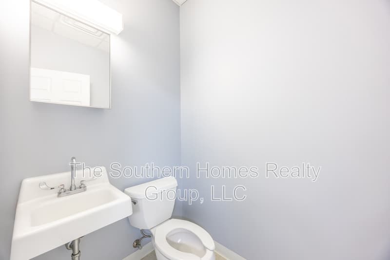 Etowah House: 305 Grady Road - 1