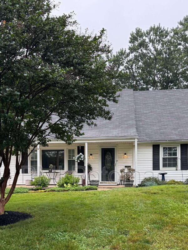 Bowie House: 12618 Kavanaugh Ln