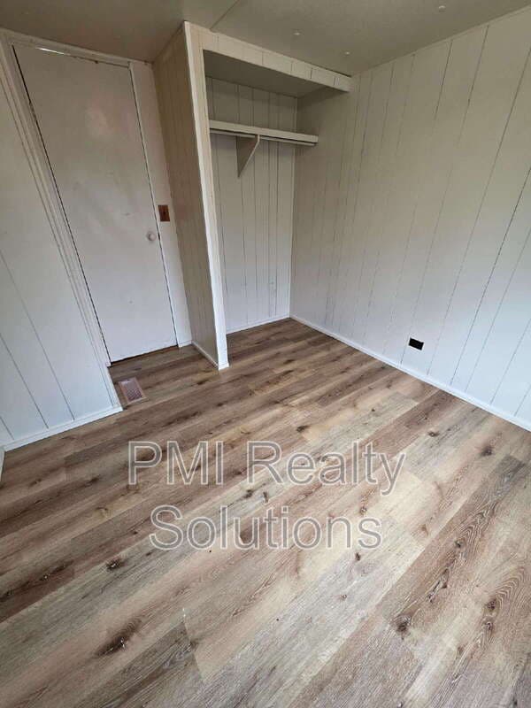 Porter House: 300 NW Elberta St